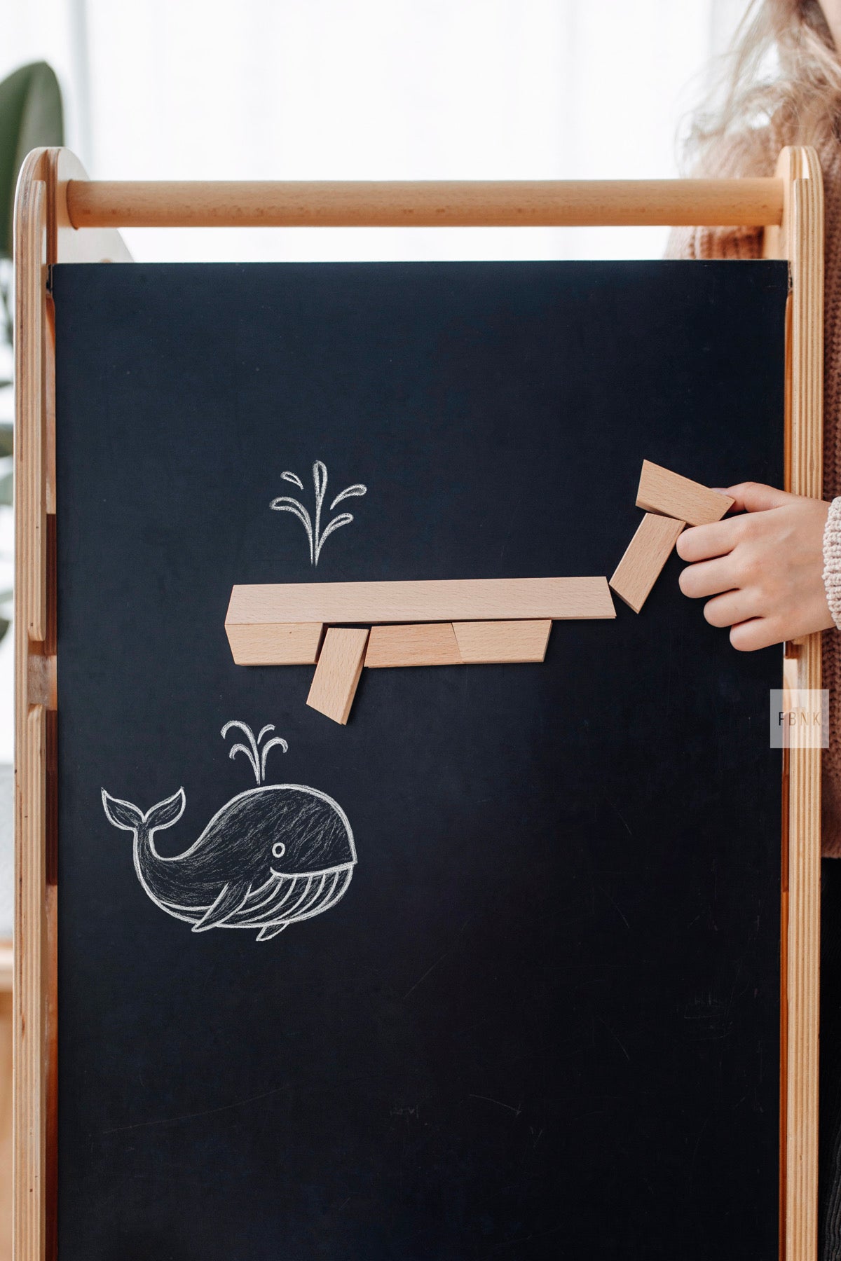 Magnetische Wandmurmelbahn – Schienen als Tangram auf Kreidetafel