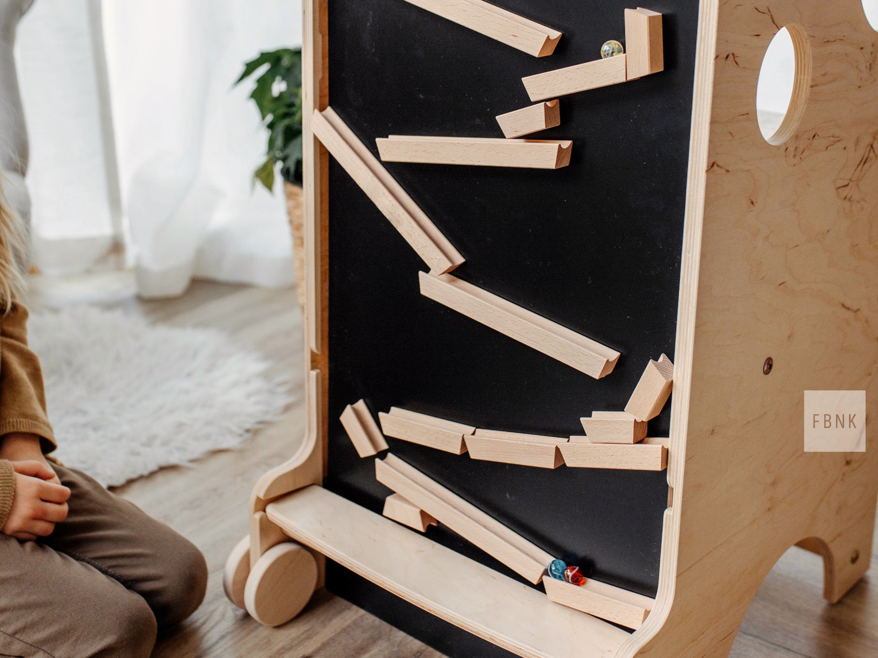 Magnetische Wandmurmelbahn – Anwendungsbeispiel