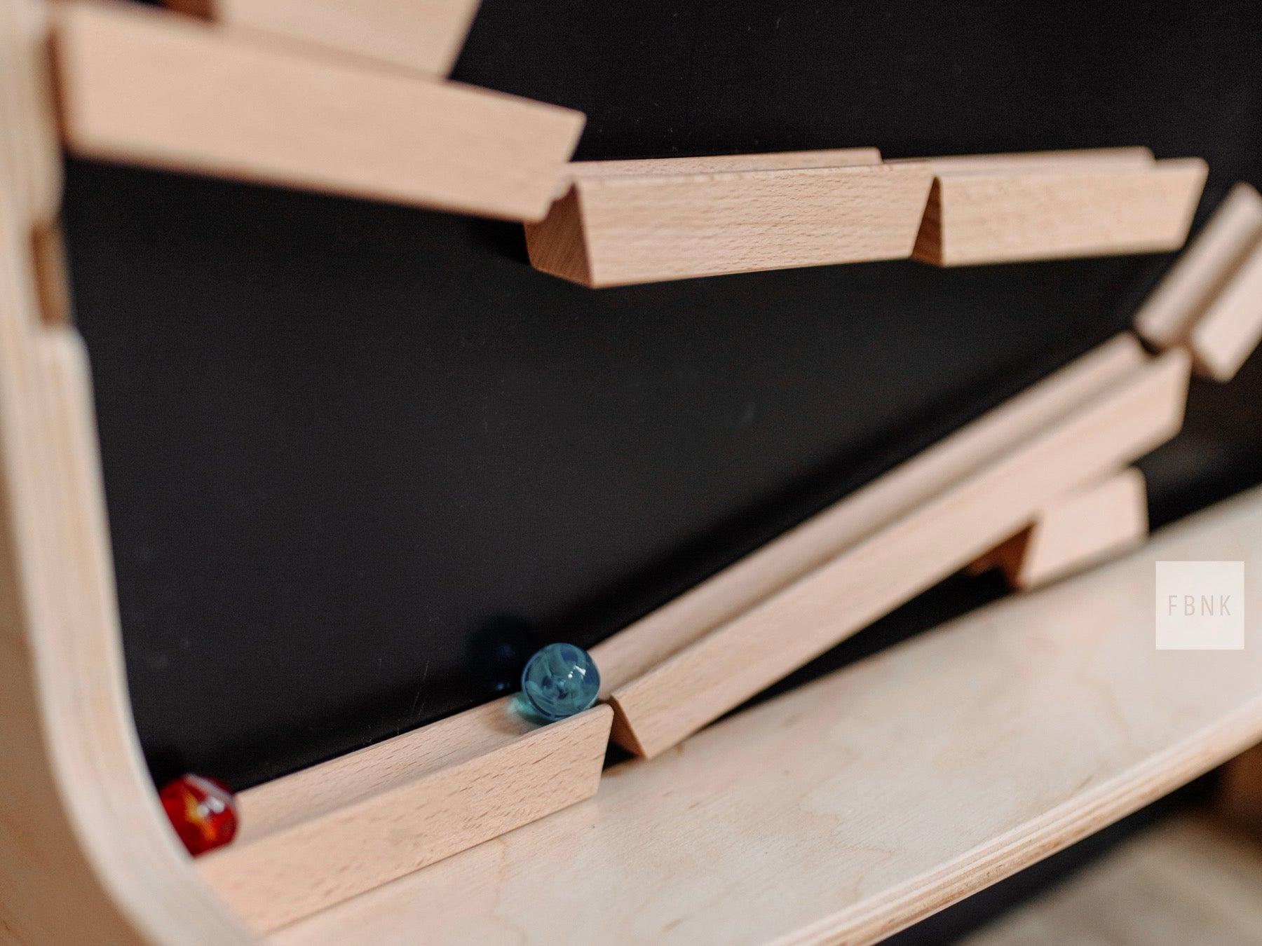 Magnetische Wandmurmelbahn – Anwendungsbeispiel