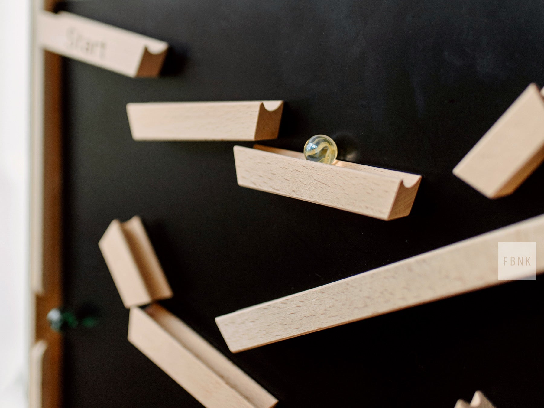 Magnetische Wandmurmelbahn – Anwendungsbeispiel