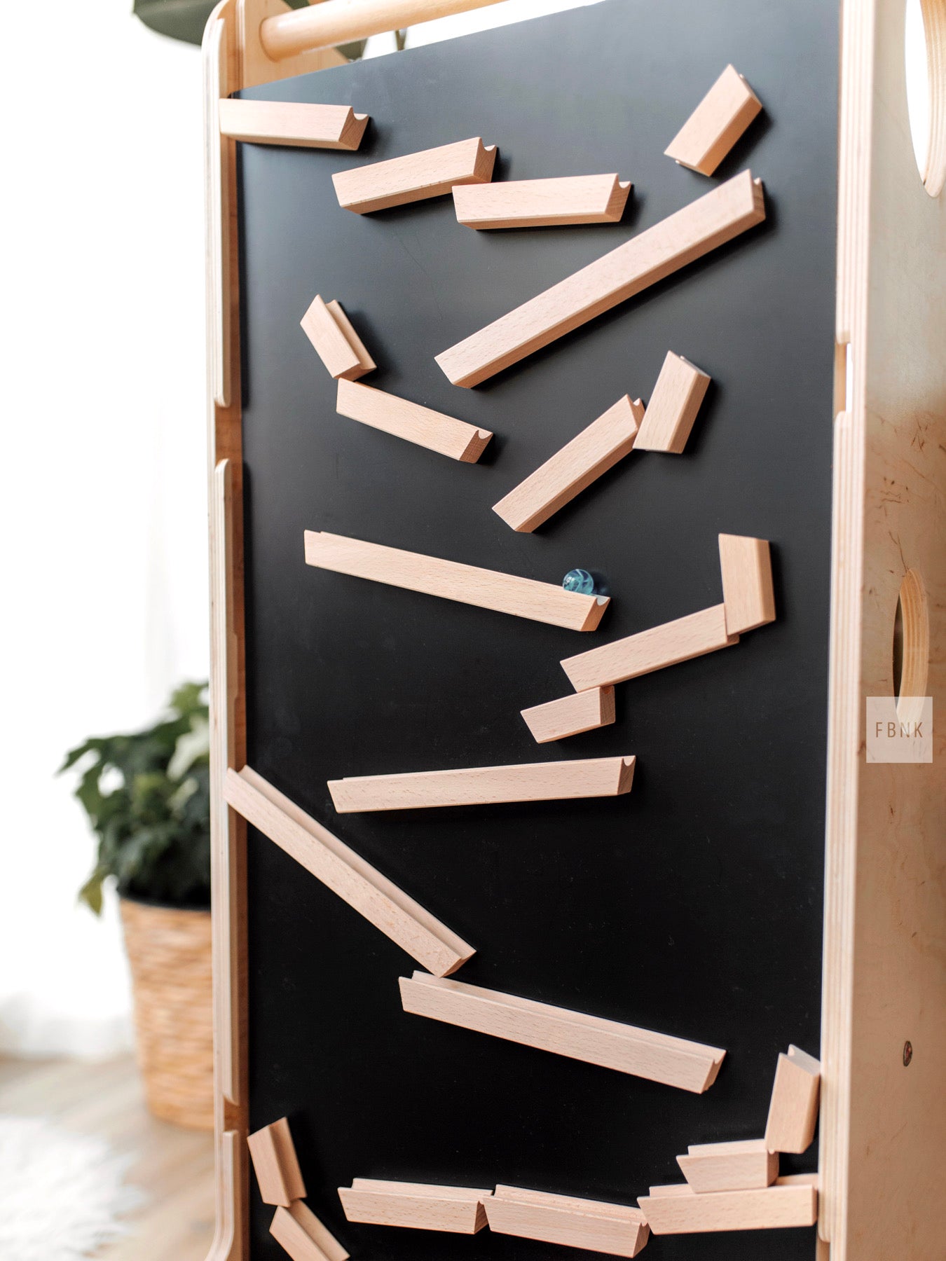 Magnetische Wandmurmelbahn – Anwendungsbeispiel