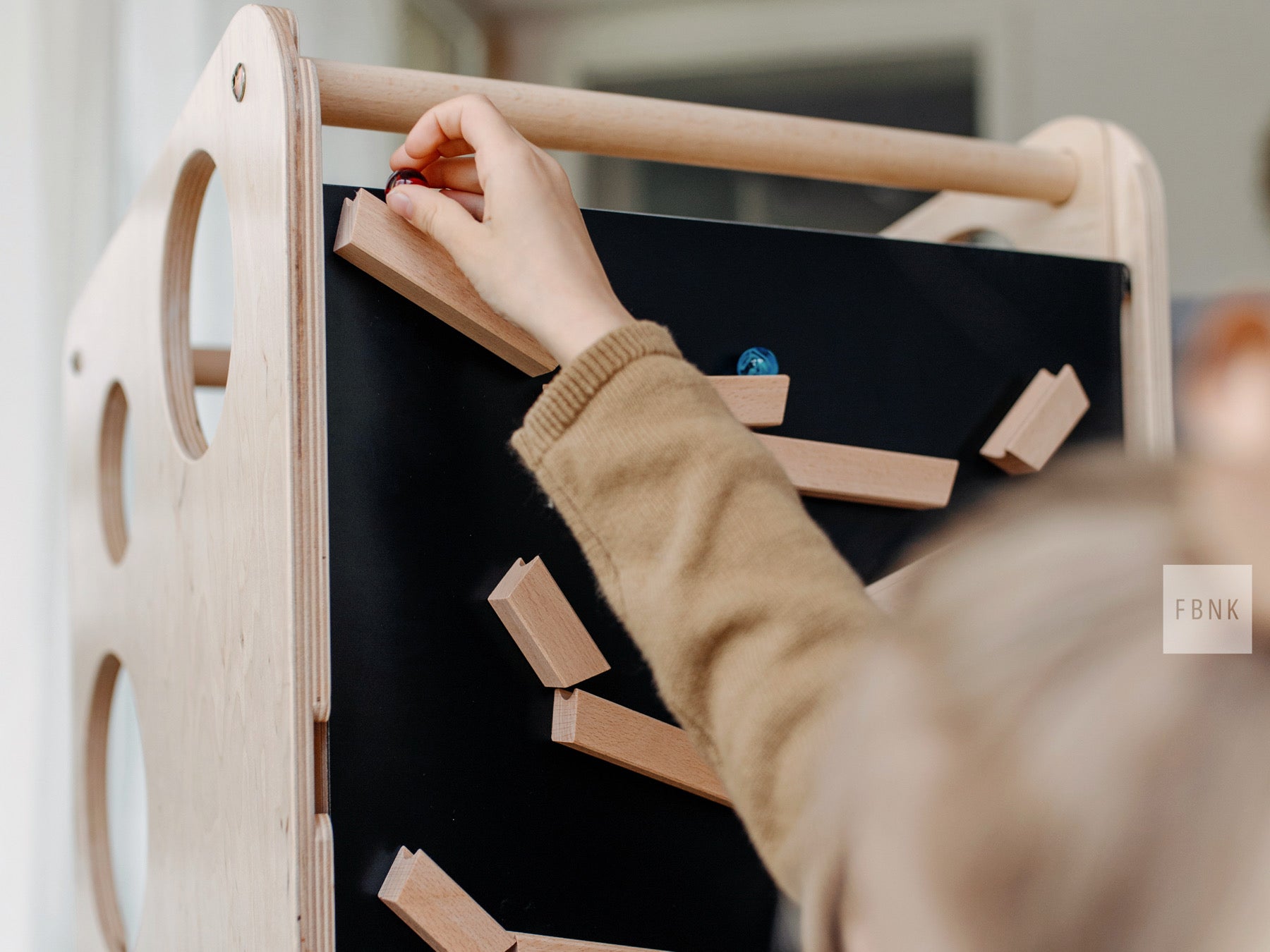 Magnetische Wandmurmelbahn – Anwendungsbeispiel