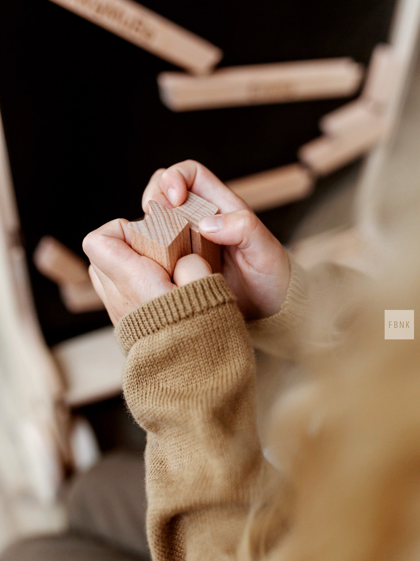 Magnetische Wandmurmelbahn – Detailaufnahme Schienen in Kinderhänden