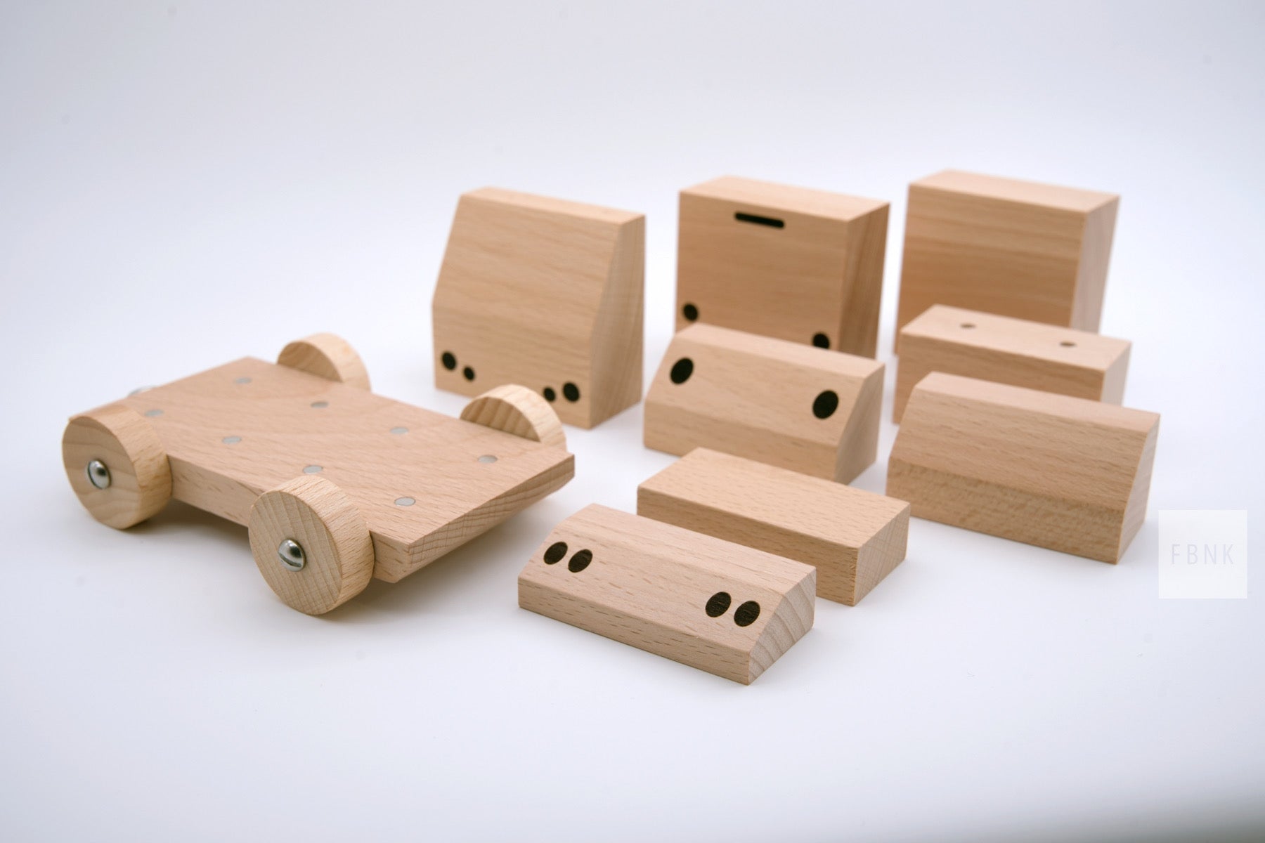 Magnetisches Spielzeugauto aus Holz