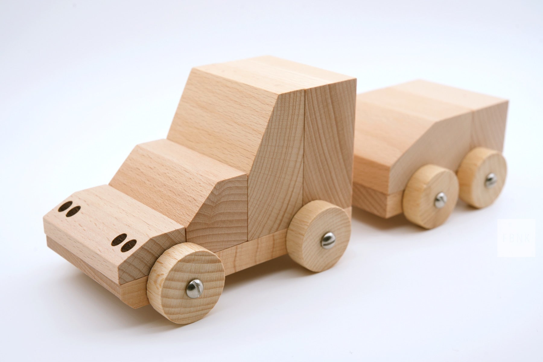 Magnetisches Spielzeugauto mit Anhänger aus Holz