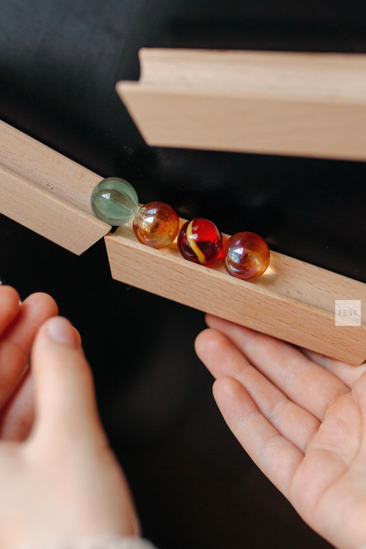 Magnetische Wandmurmelbahn – Murmeln auf Schienen