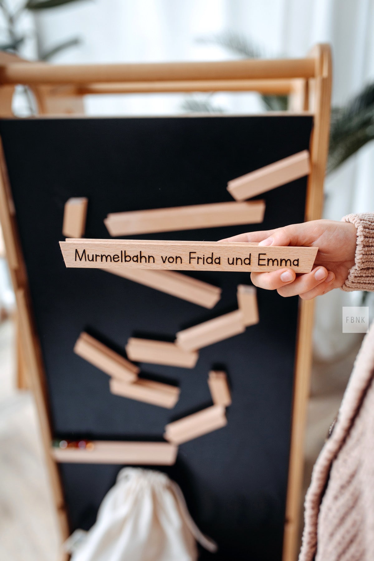 Magnetische Wandmurmelbahn – Personalisierte Schiene "Murmelbahn von Frida und Emma"