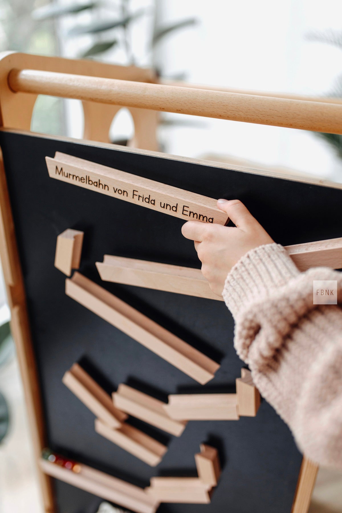 Magnetische Wandmurmelbahn – Personalisierte Schiene mit Gravur