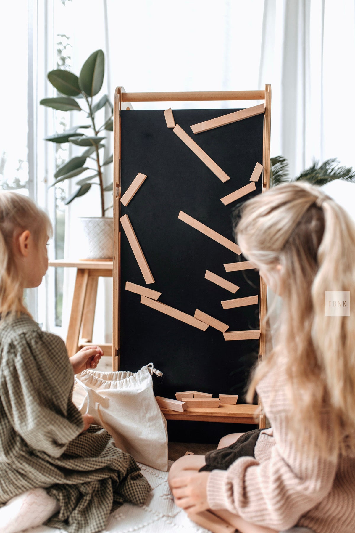 Magnetische Wandmurmelbahn – Set groß im Einsatz