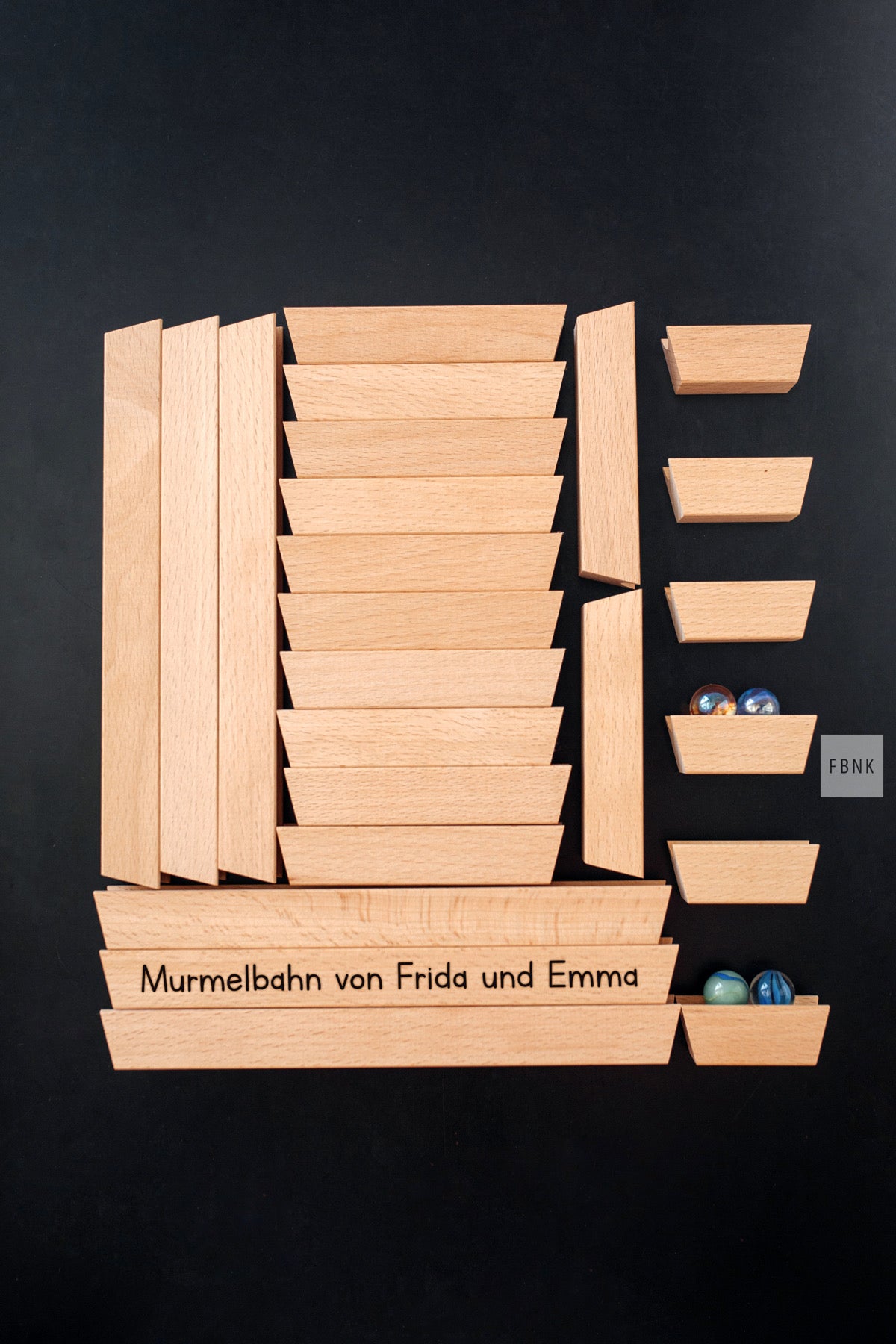 Magnetische Wandmurmelbahn – Set groß mit einer personalisierten Schiene Lieferumfang